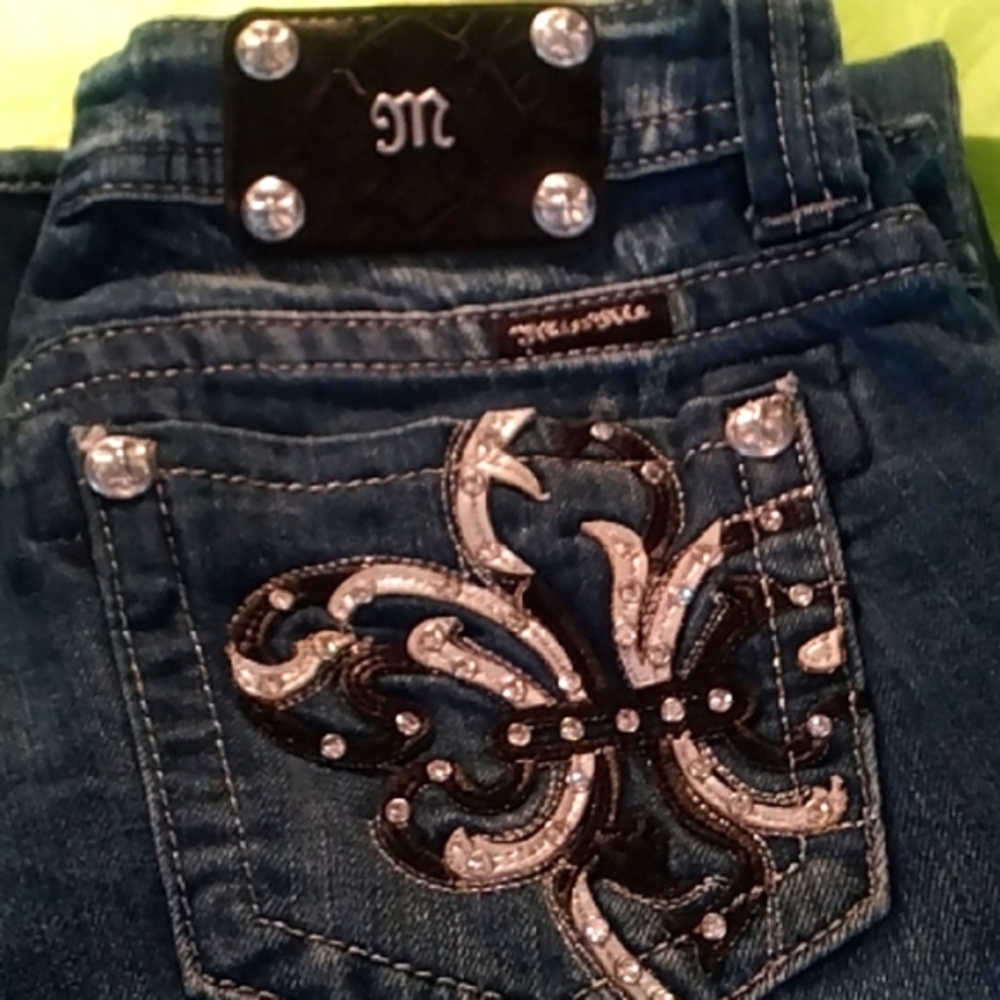 Miss Me Crystal Studded Fleur de Lis Emblem Pair of Jeans lnseam 31” Waist 28”